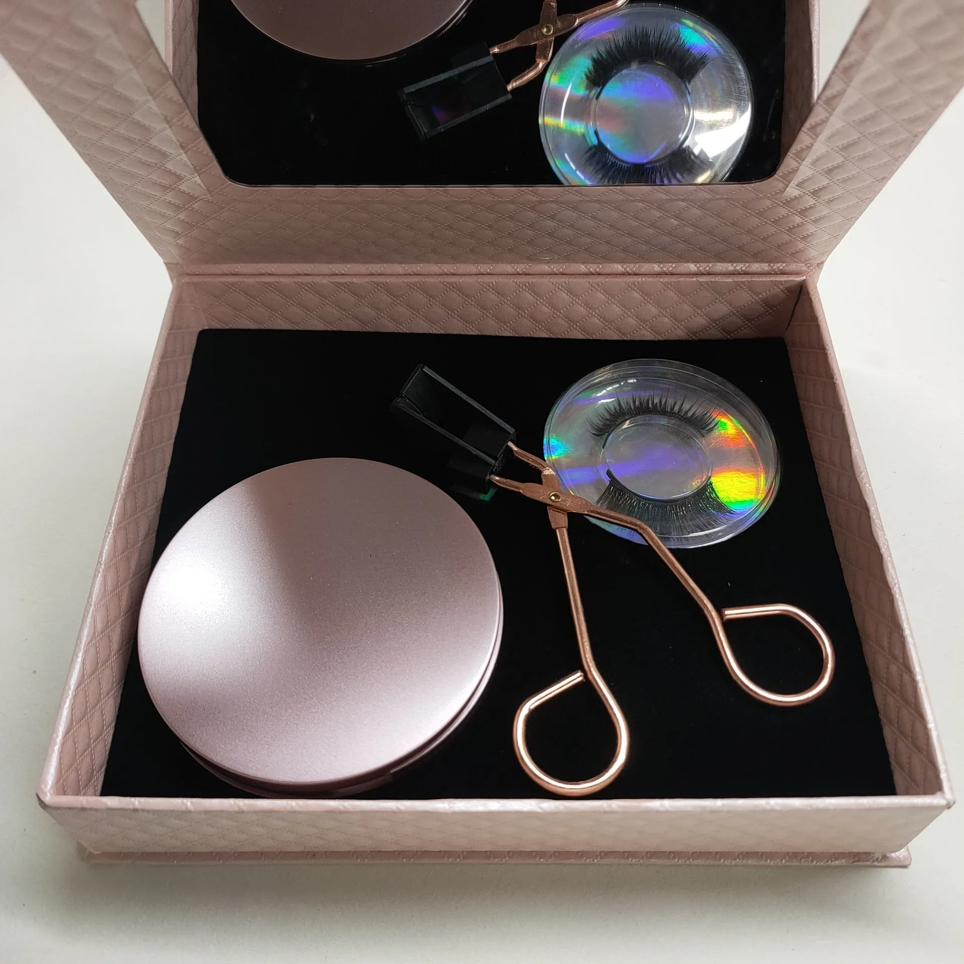 Magnetic false eyelashes in black with hard magnetic material and quantum clip on pink folding box
