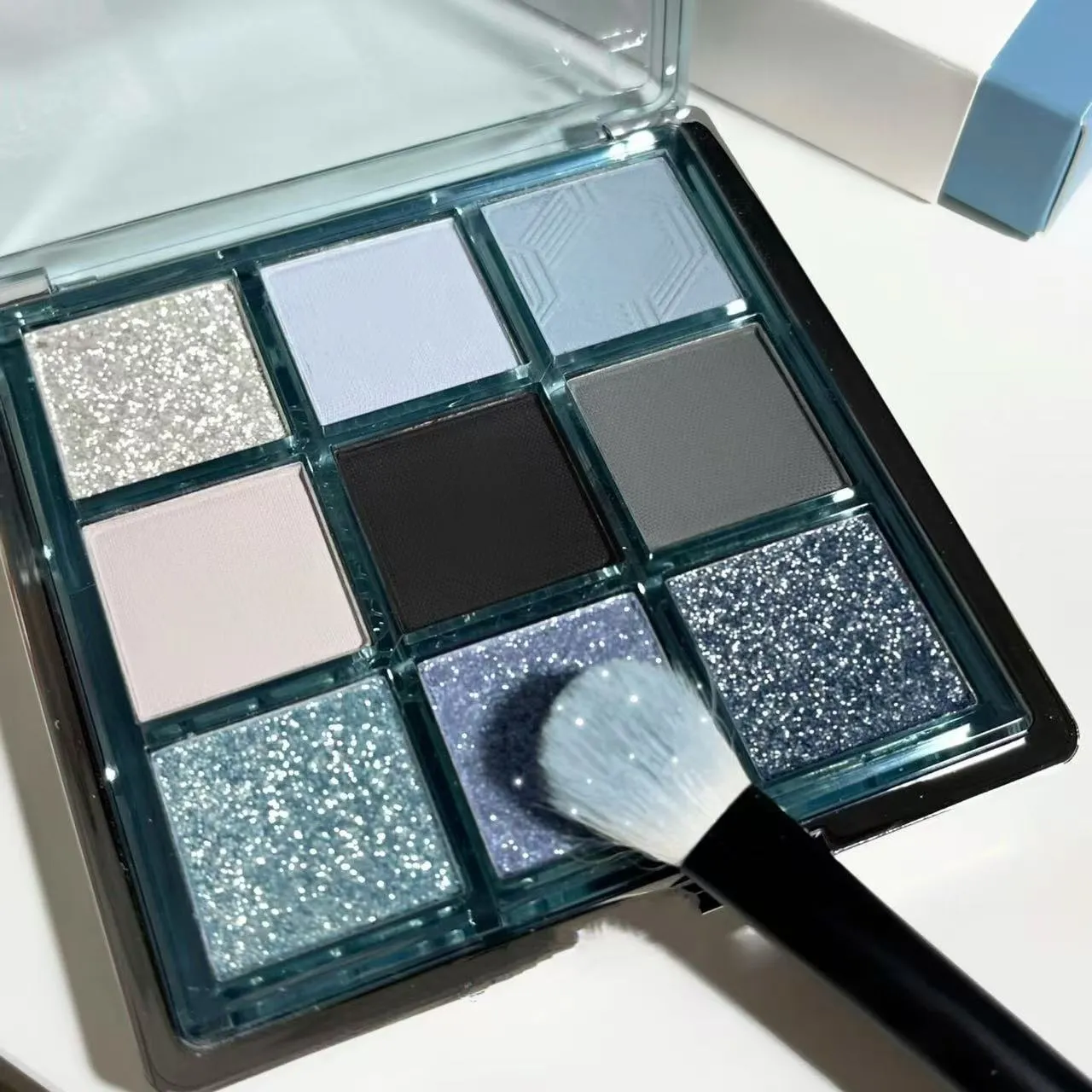 MUGELEEN 08 nine-colour eye shadow palette showing low saturation blues and earth tones