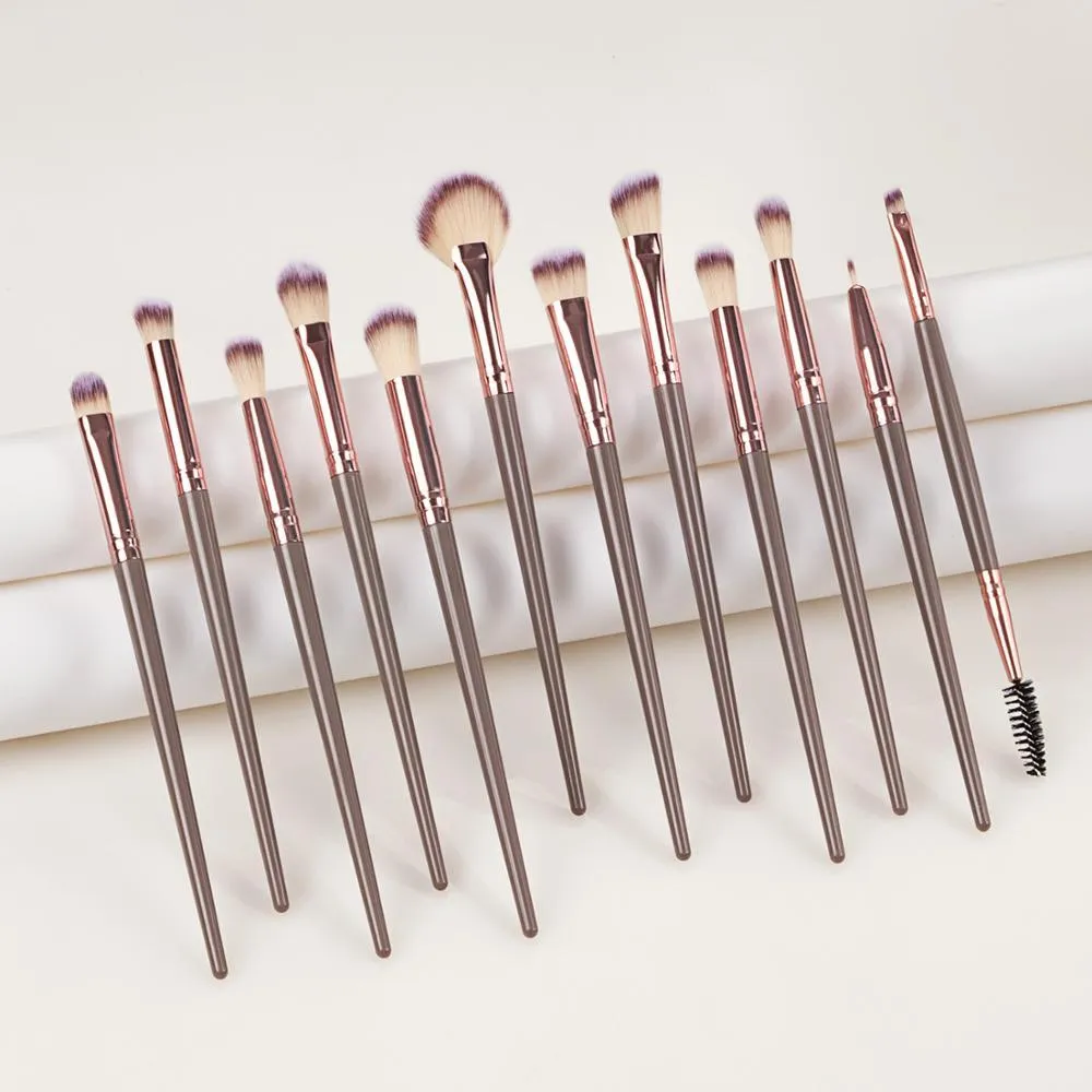 7-piece eyeshadow brush set with rayon bristles and long plastic handles in brown and black colour options
