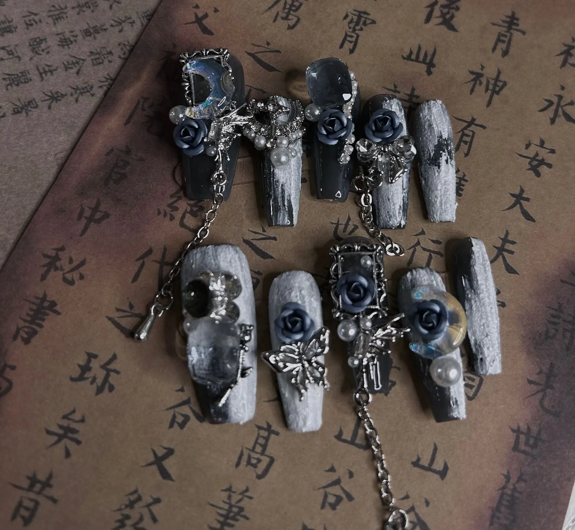 Blue floral nail armour suit with rose and tulip pattern for wearable manicure decoration
