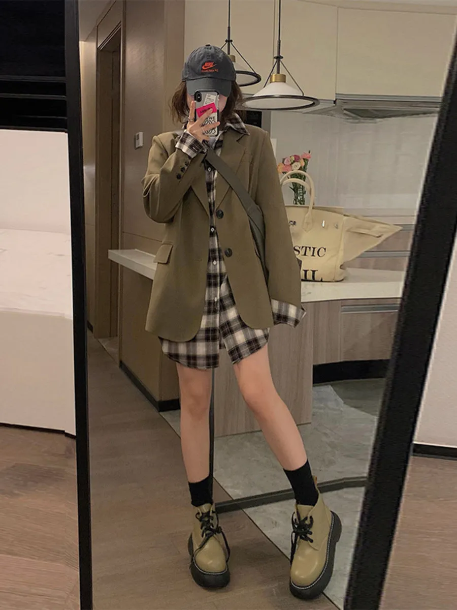 Korean style solid colour polyester small suit jacket with long sleeves and front pockets.