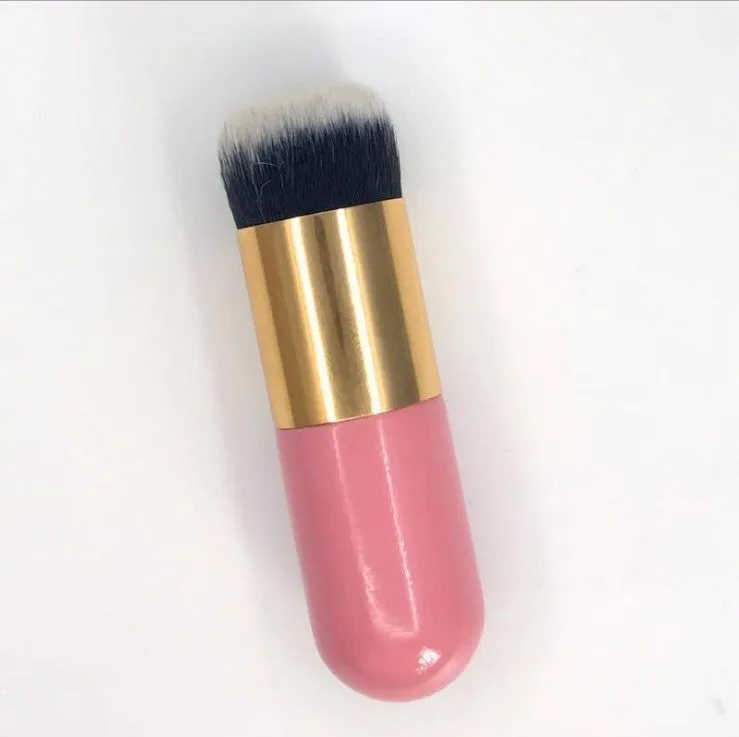 Chubby pier makeup brush with rayon bristles and wooden handle, 11cm total length, available in multiple colours
