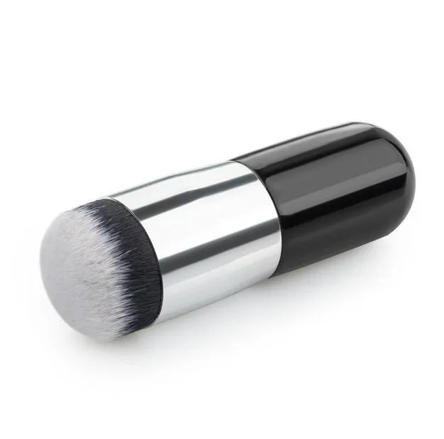 Chubby pier makeup brush with rayon bristles and wooden handle, 11cm total length, available in multiple colours