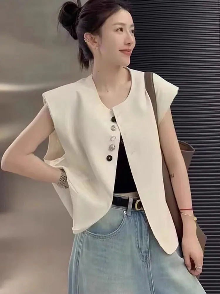 Women's loose-fit short-length polyester vest in milky white with side pockets