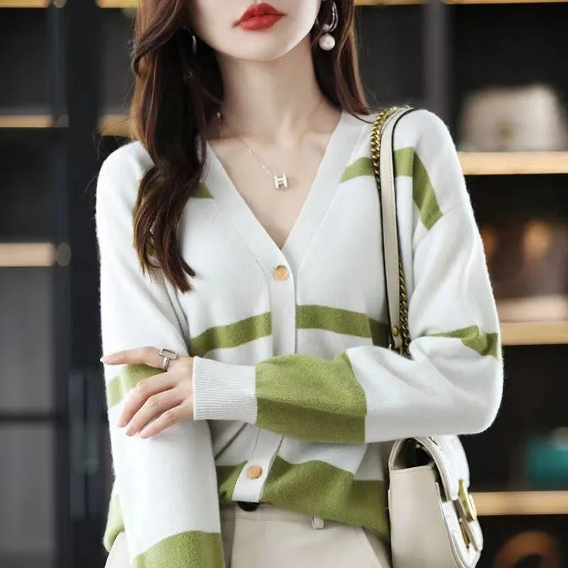 Women's striped V-neck knitted cardigan in slim fit with 3D pattern