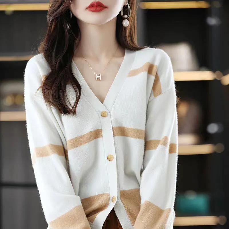 Women's striped V-neck knitted cardigan in slim fit with 3D pattern