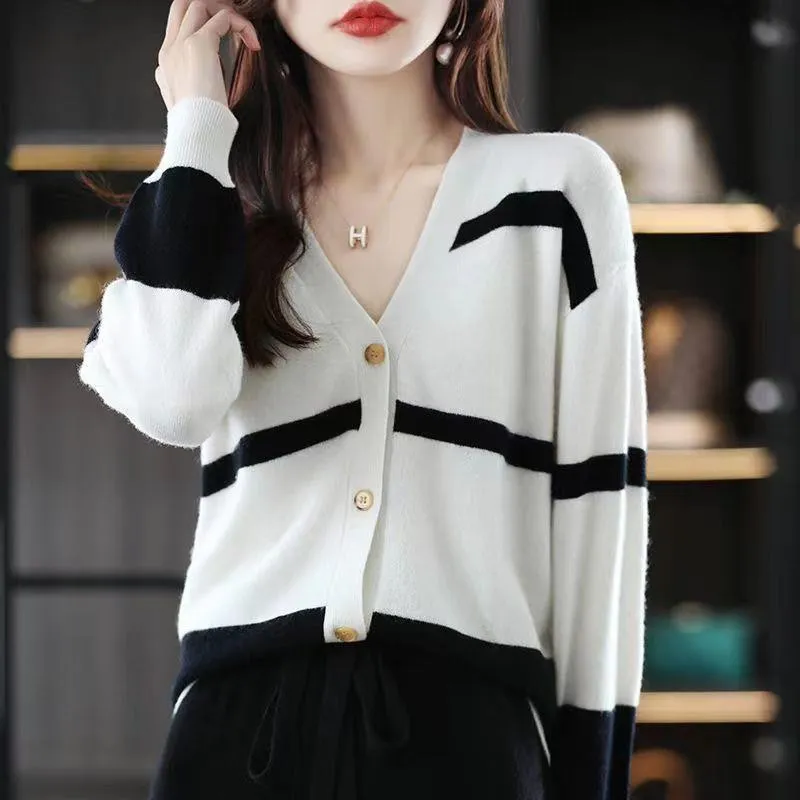 Women's striped V-neck knitted cardigan in slim fit with 3D pattern