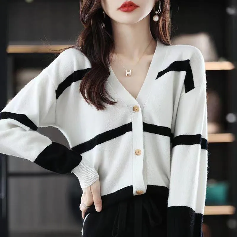 Women's striped V-neck knitted cardigan in slim fit with 3D pattern