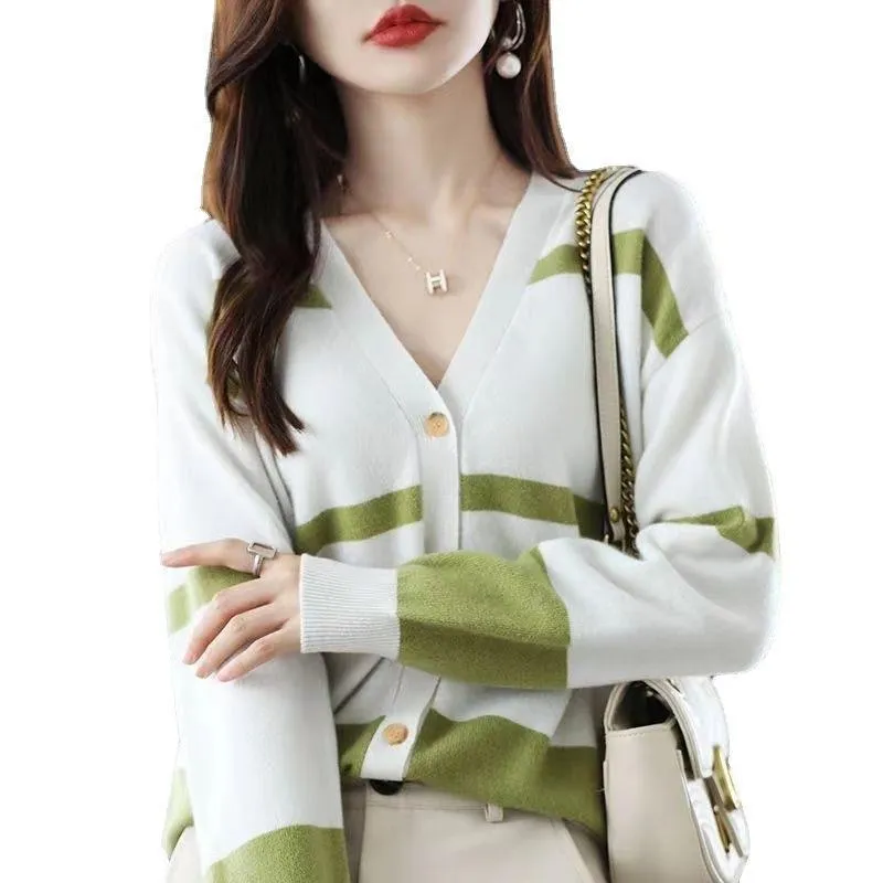 Women's striped V-neck knitted cardigan in slim fit with 3D pattern