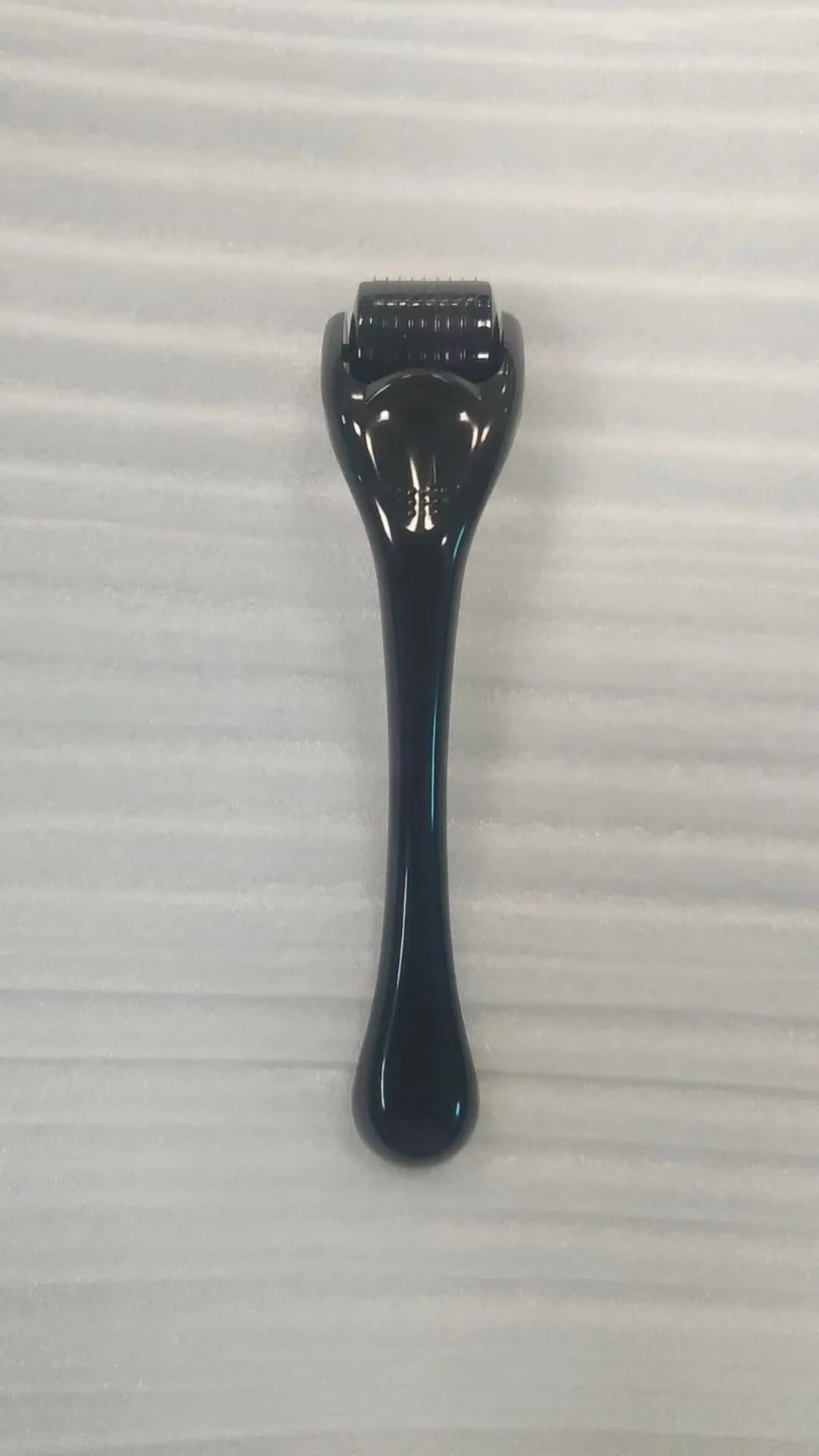 Micro needle derma roller with 540 needles in PC material showing handle and wheel colour options