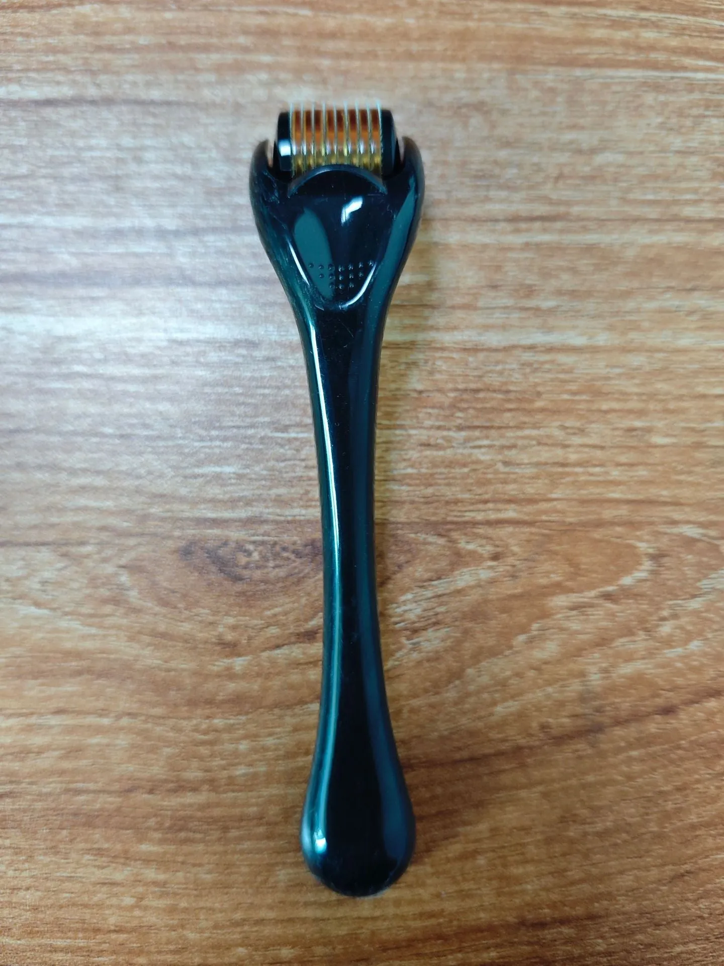 Micro needle derma roller with 540 needles in PC material showing handle and wheel colour options