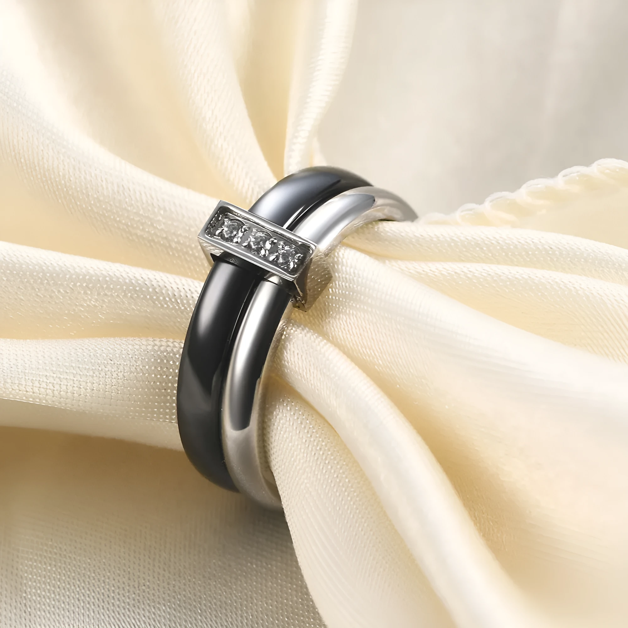 Geometric ceramic women's ring with zirconium inlay and glossy stitching in steel black.