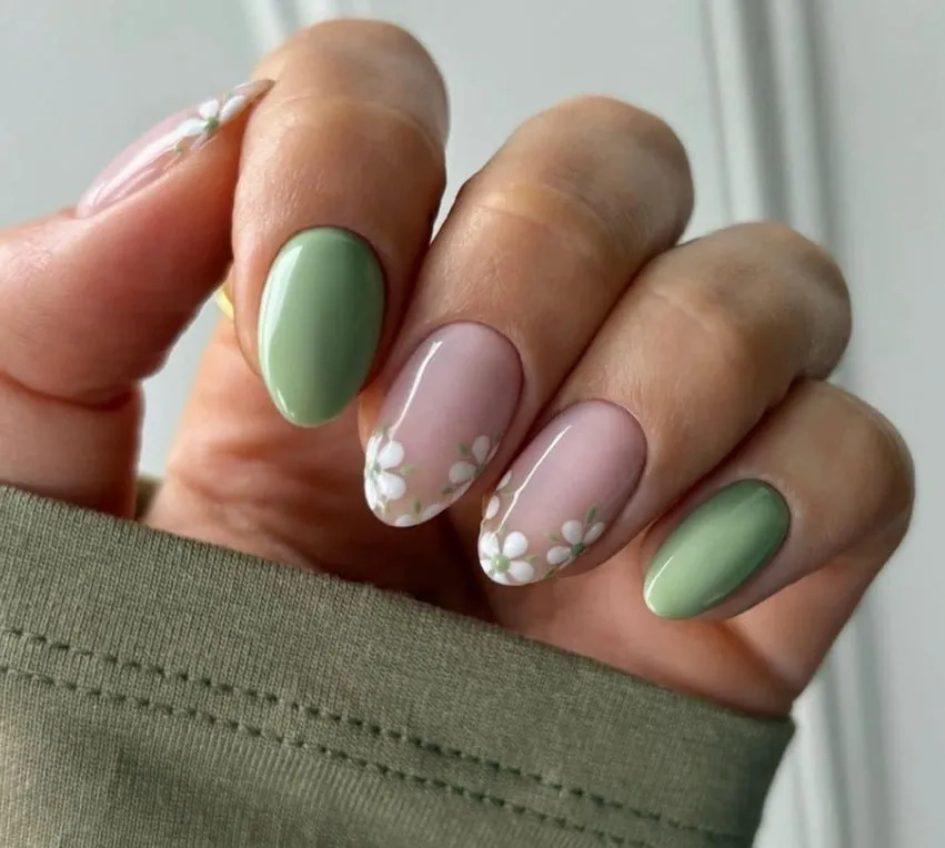 Long almond artificial nails with white little flower pattern and jelly glue rub in CW680 colour classification