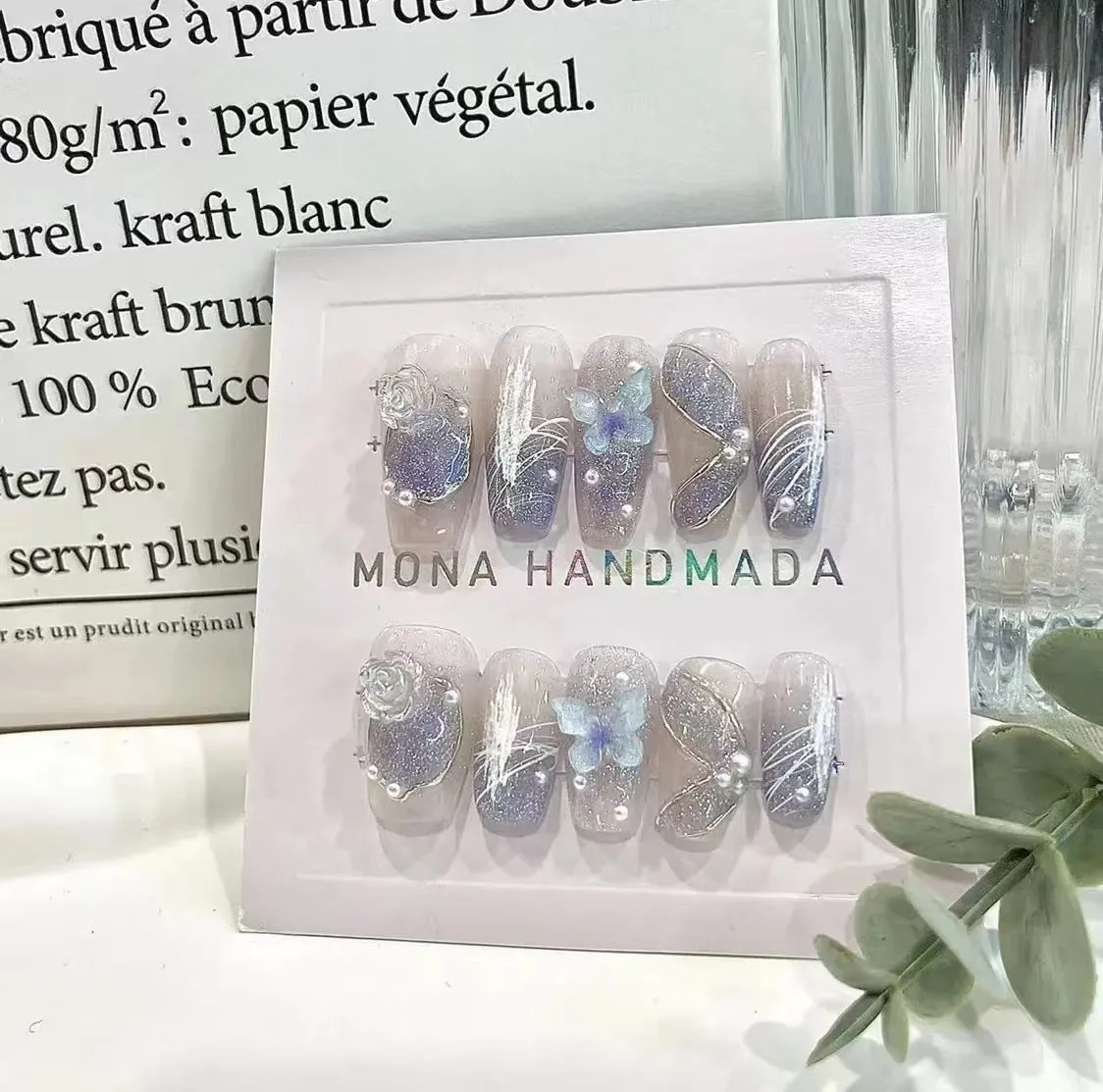 Hand-wearing bridal fake nails sequins set in four sizes with glue and tools for nail art