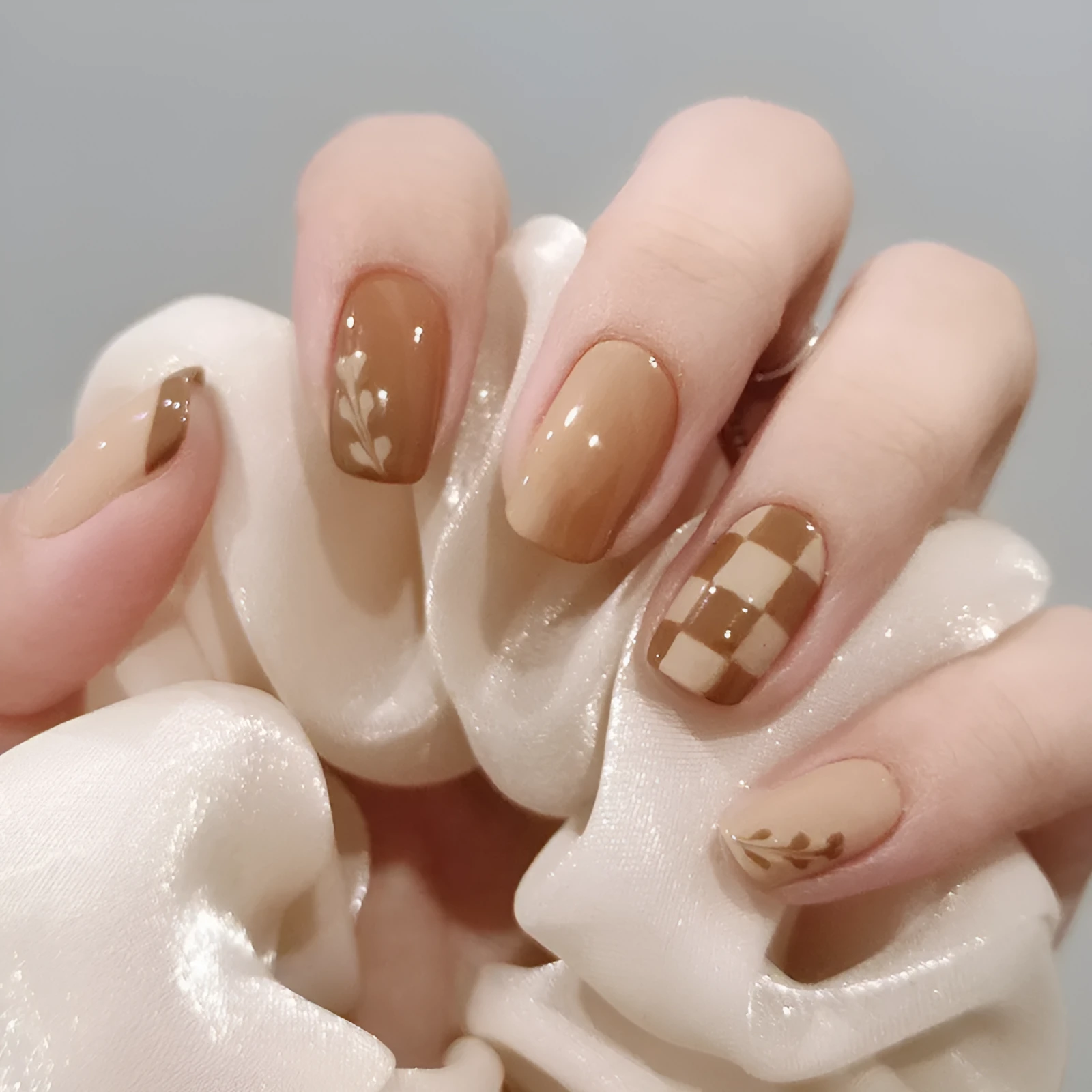 Kurixiang C-175 Chestnut Spice Latte almond-shaped false nails with checkerboard pattern and glue