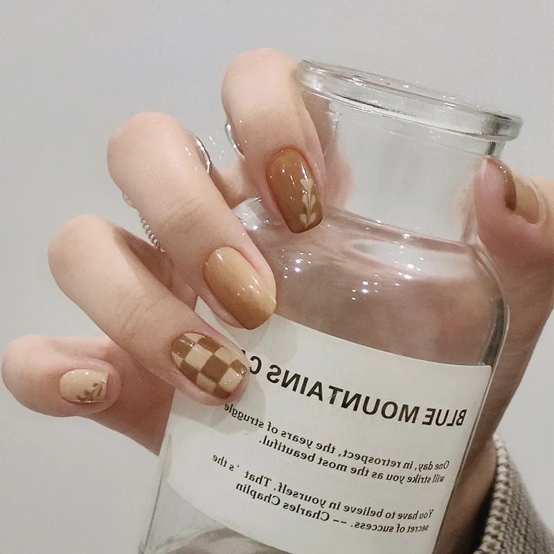Kurixiang C-175 Chestnut Spice Latte almond-shaped false nails with checkerboard pattern and glue