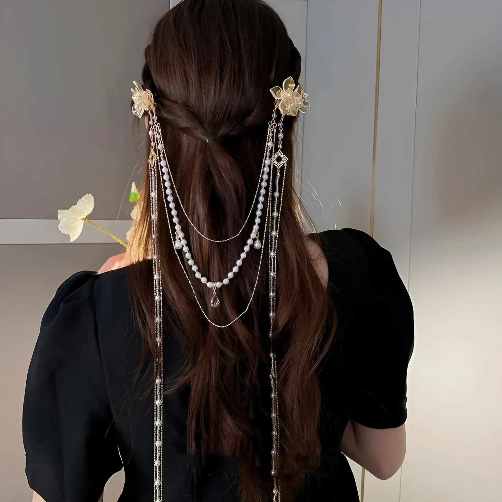 Women's acrylic hairpin with tassel shape, pearl diamond flower decoration and gold-colour grip