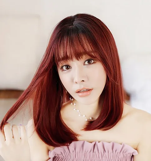 Women's 45cm long straight chemical fibre wig with buckle in honey pudding colour on mannequin head
