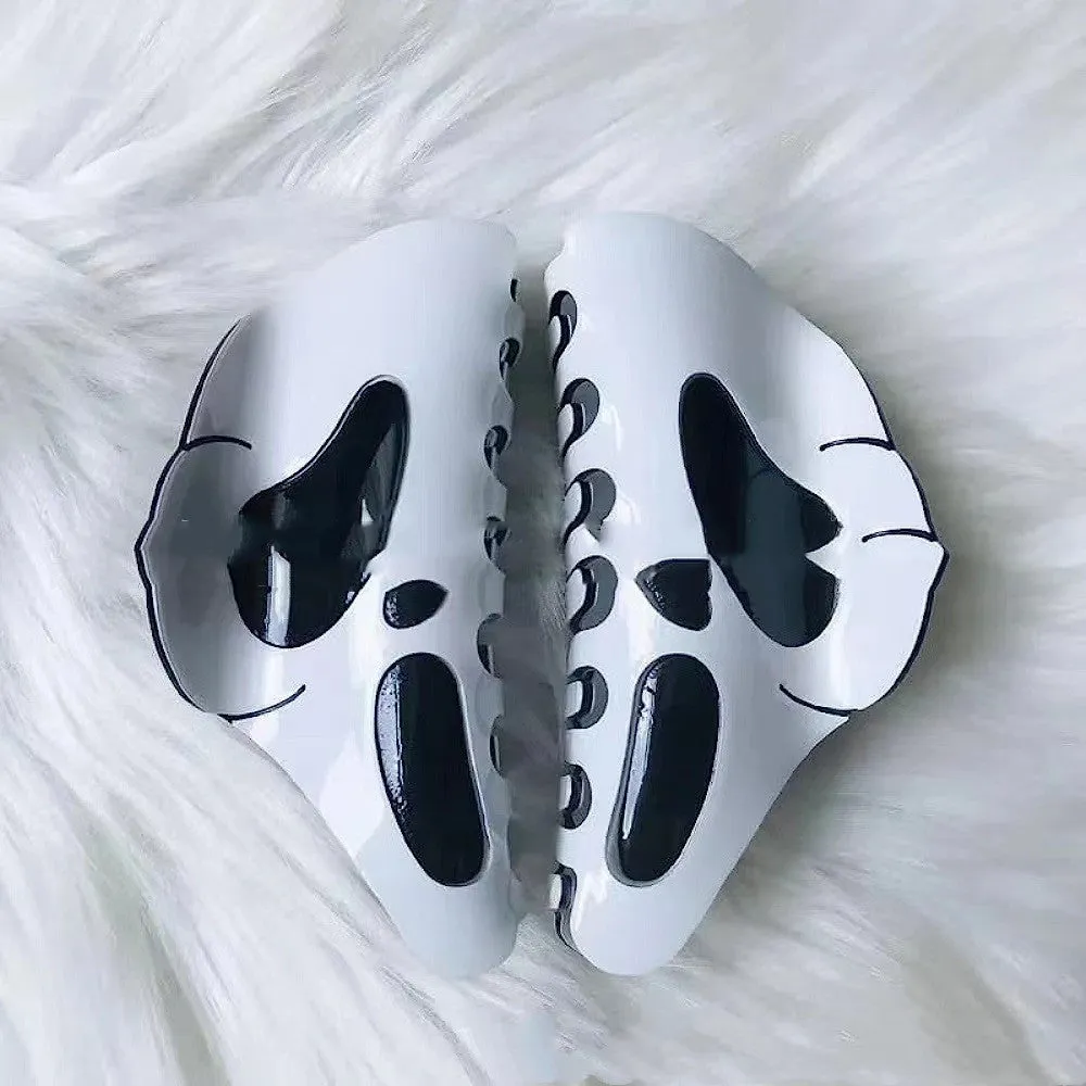 White plastic Halloween grimace barrette with 7 forks, 9.5x4x4.5cm, on white background
