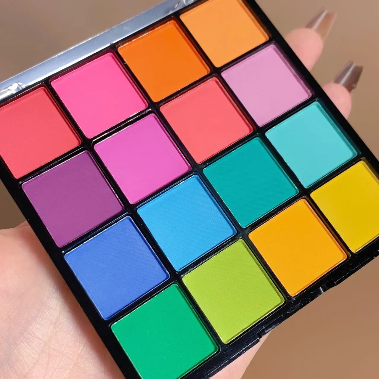 Matte pearlescent eye shadow plate with 16 colours in a compact tray, suitable for dry skin, includes Flower Fairy theme