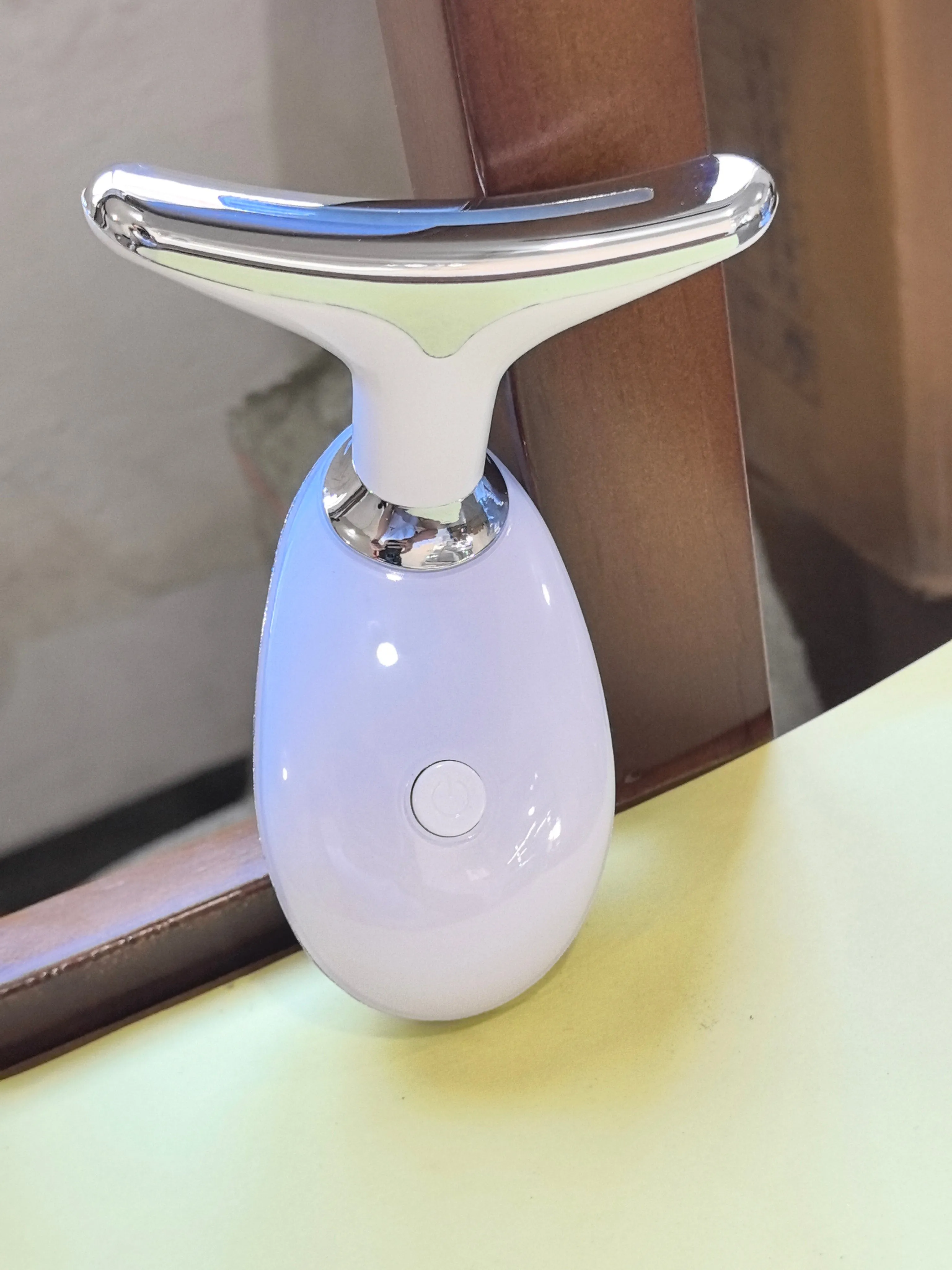 Beauty neck fade care massage instrument with ultrasonic and colour light functions, white English model, 89 x 47 x 120mm