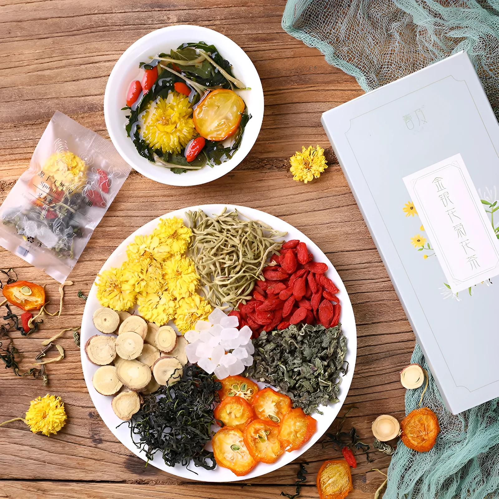 Box of honeysuckle chrysanthemum loose leaf herbal tea showing 150g net weight