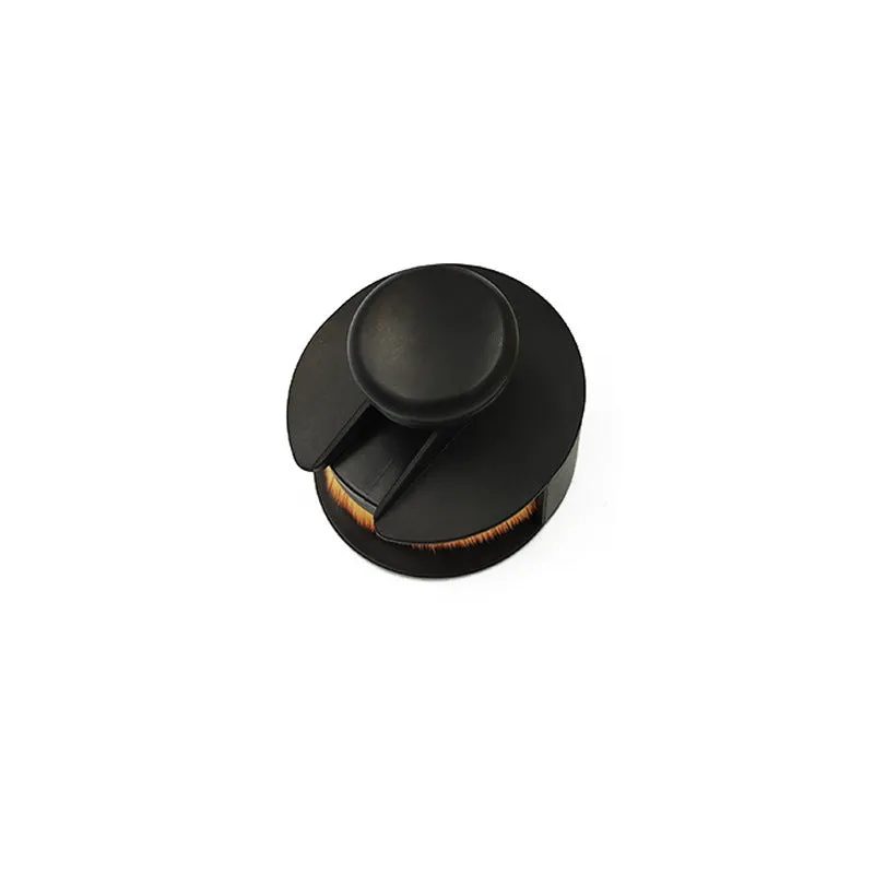 Push-pull seal makeup brush with black handle and 3cm man-made fibre bristles