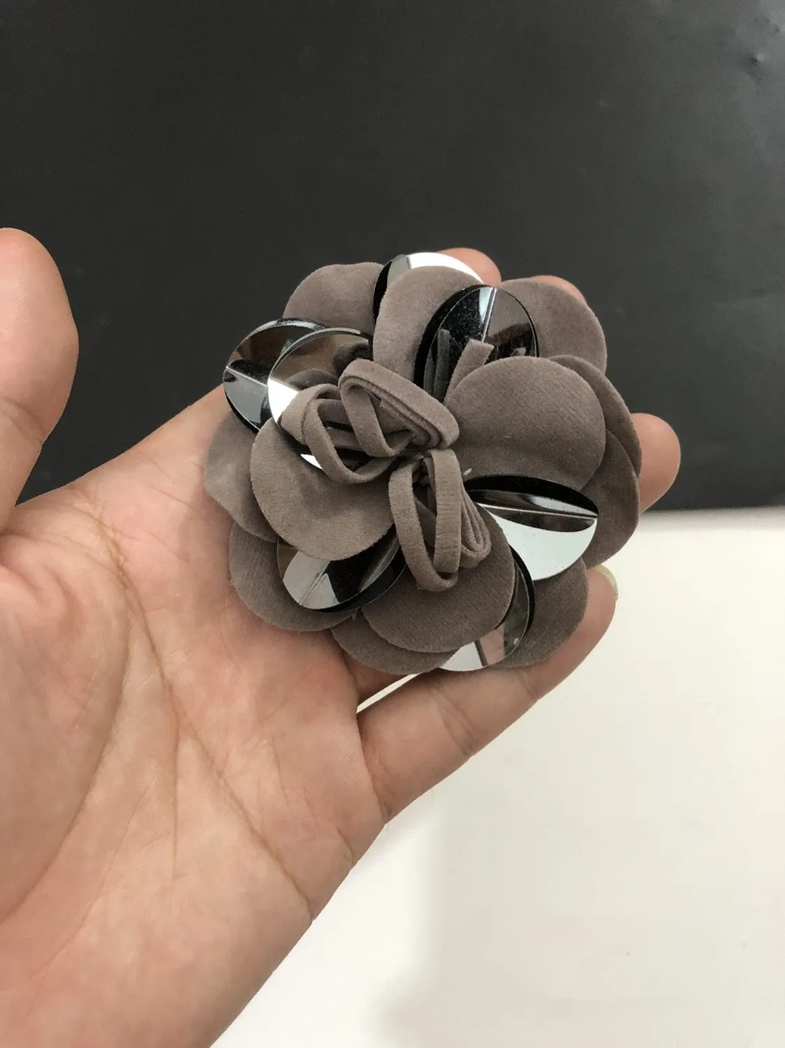Fine flannel flowers corsage with tungsten alloy inlay, available in five colours, used as hair clip, handbag pendant, or brooch