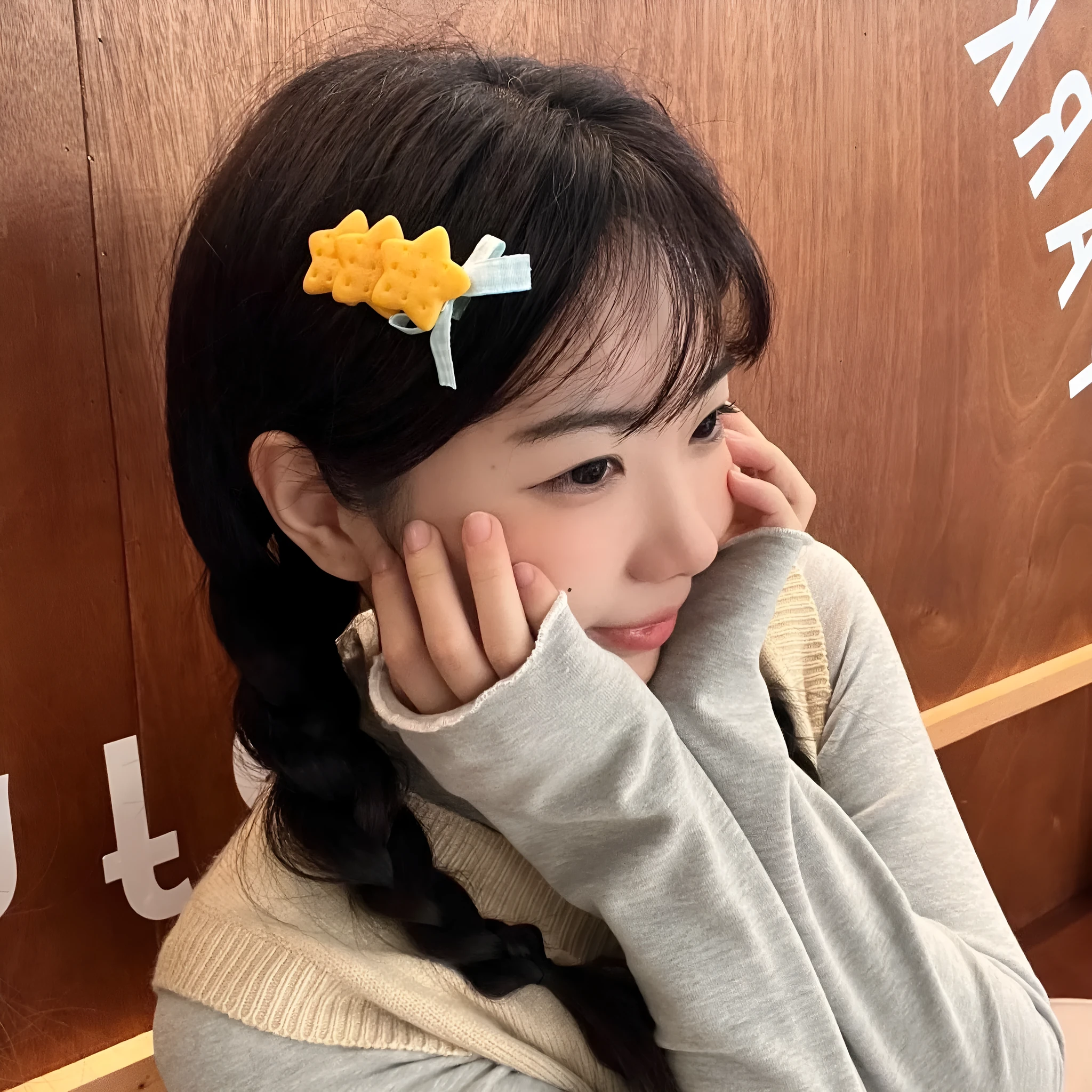 Plastic bow biscuit hairpin for women with cute bow and five-pointed star design