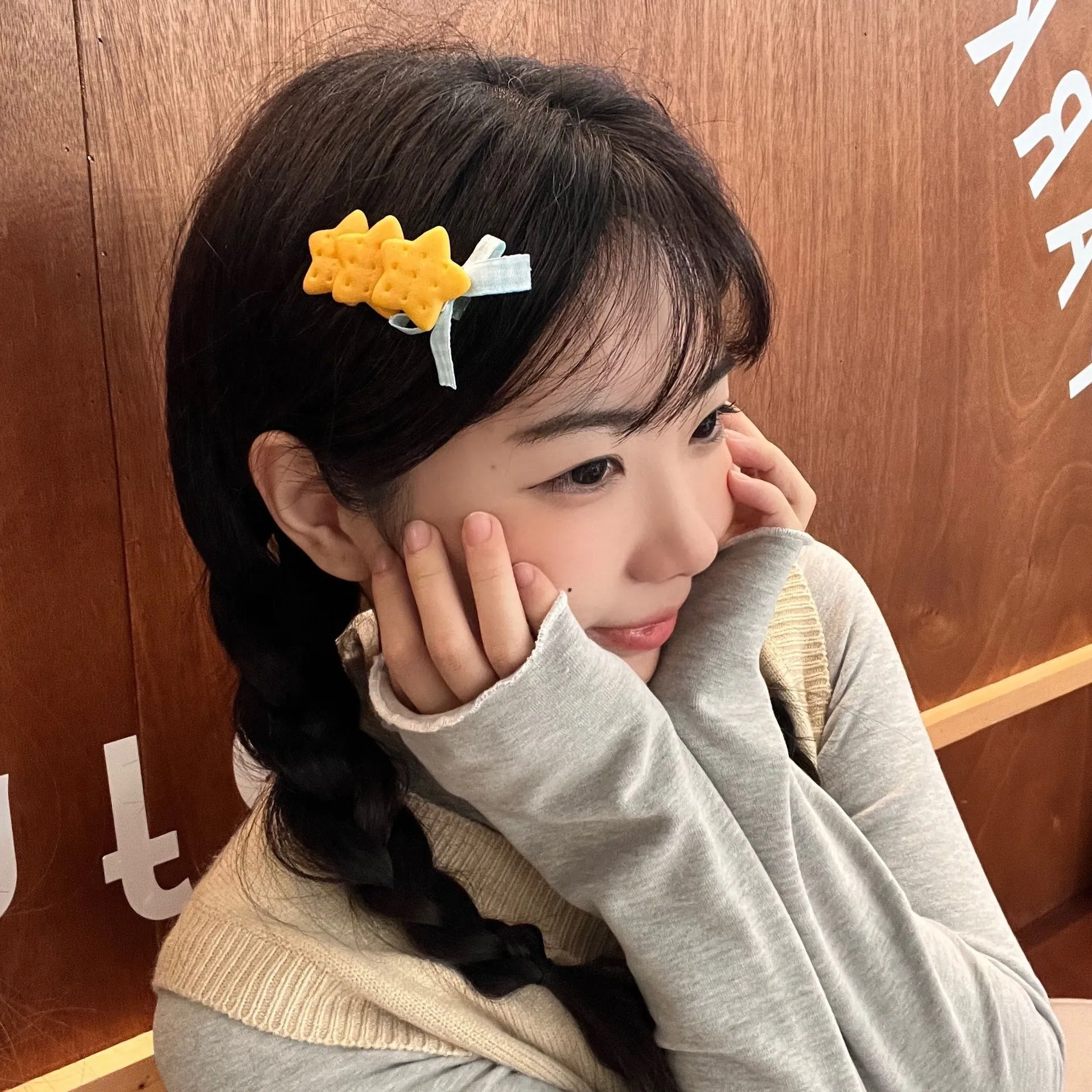 Plastic bow biscuit hairpin for women with cute bow and five-pointed star design