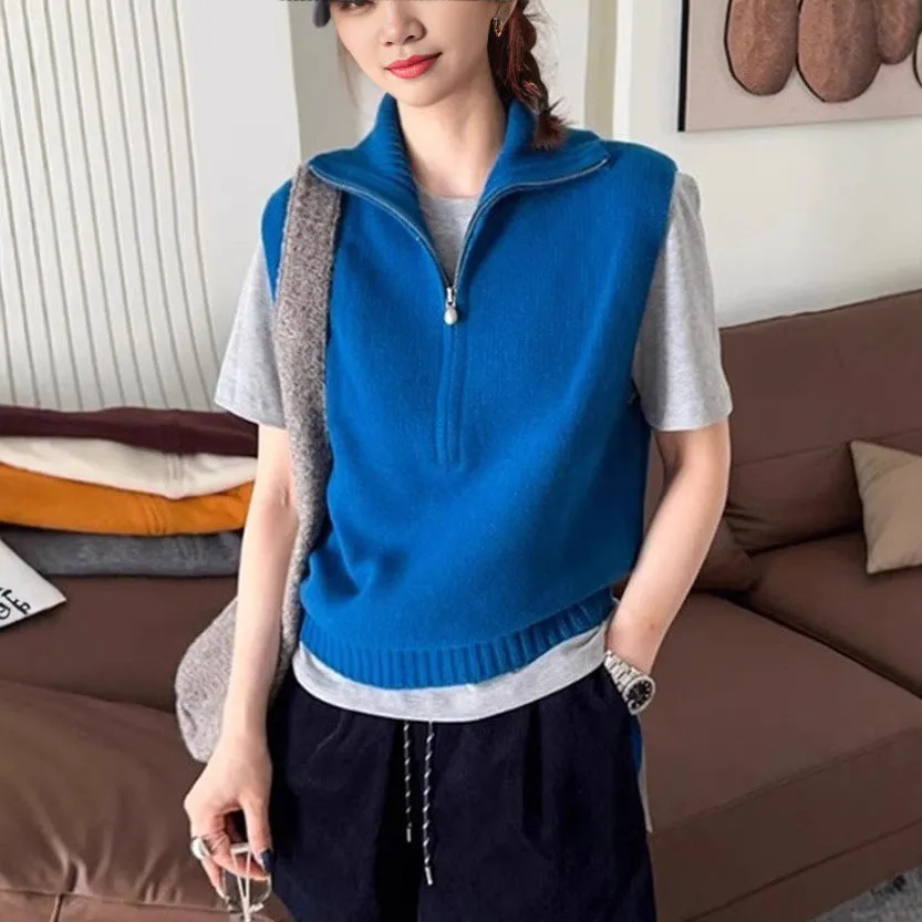 Retro half zip sleeveless knit vest with 3D pattern in polyester mesh fabric