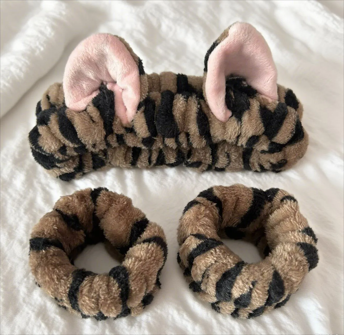 Girl cat ears washing face hair band set in plaid cloth, three pieces including headband, in leopard print colour
