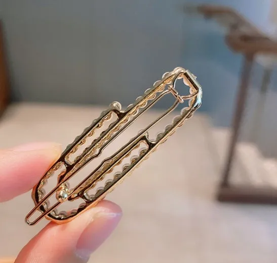 White pearl hair clip set with geometric weaving pattern on metal acrylic base