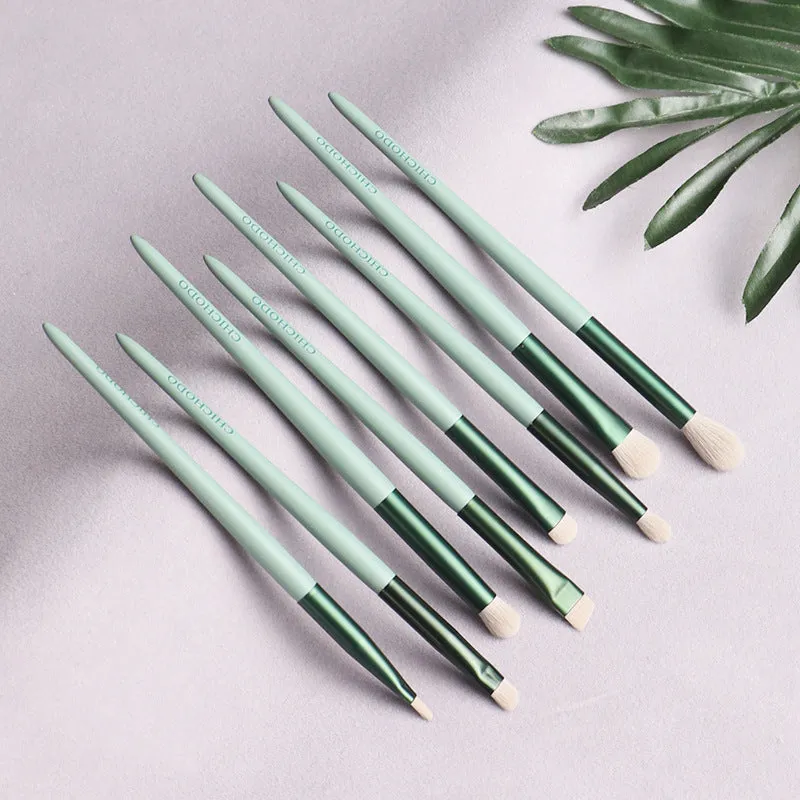 Green 13-piece makeup brush set with fibre wool bristles metal aluminium ferrules and natural wood handles