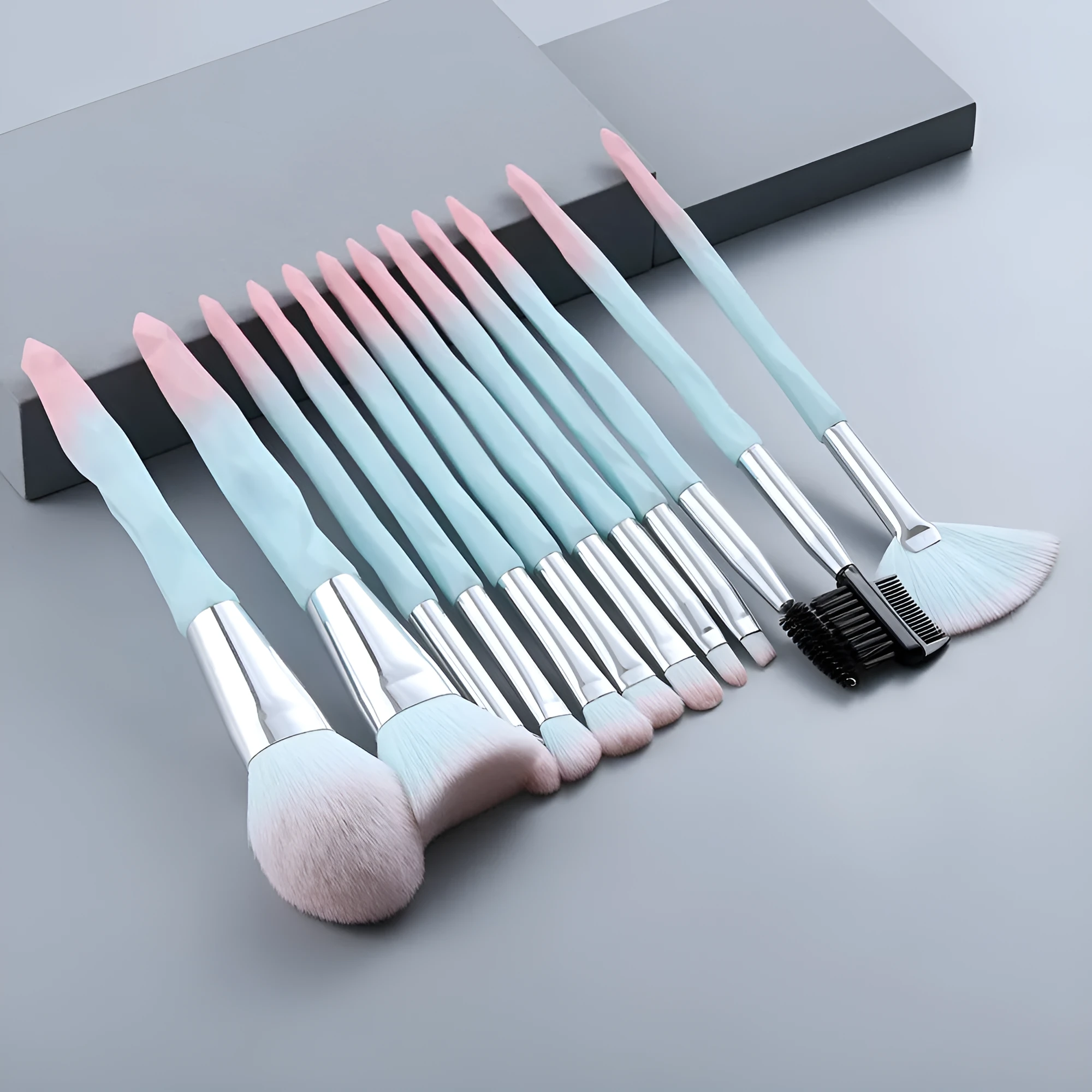 15-piece diamond handle makeup brush set with man-made fibre bristles, portable 13cm length, blue and brown handles