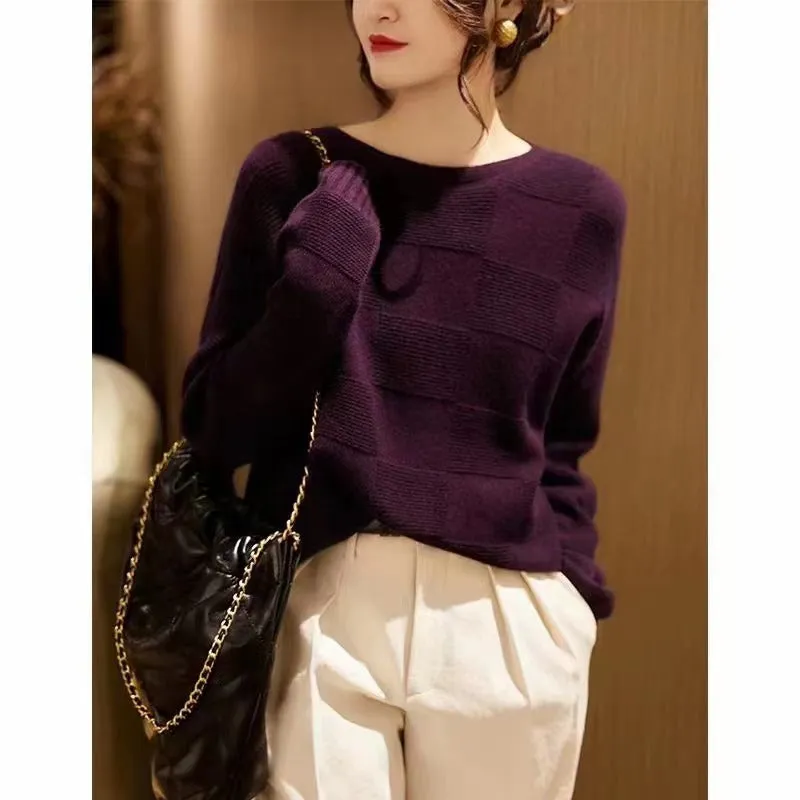 Seamless loose knit pullover jumper in green, front view