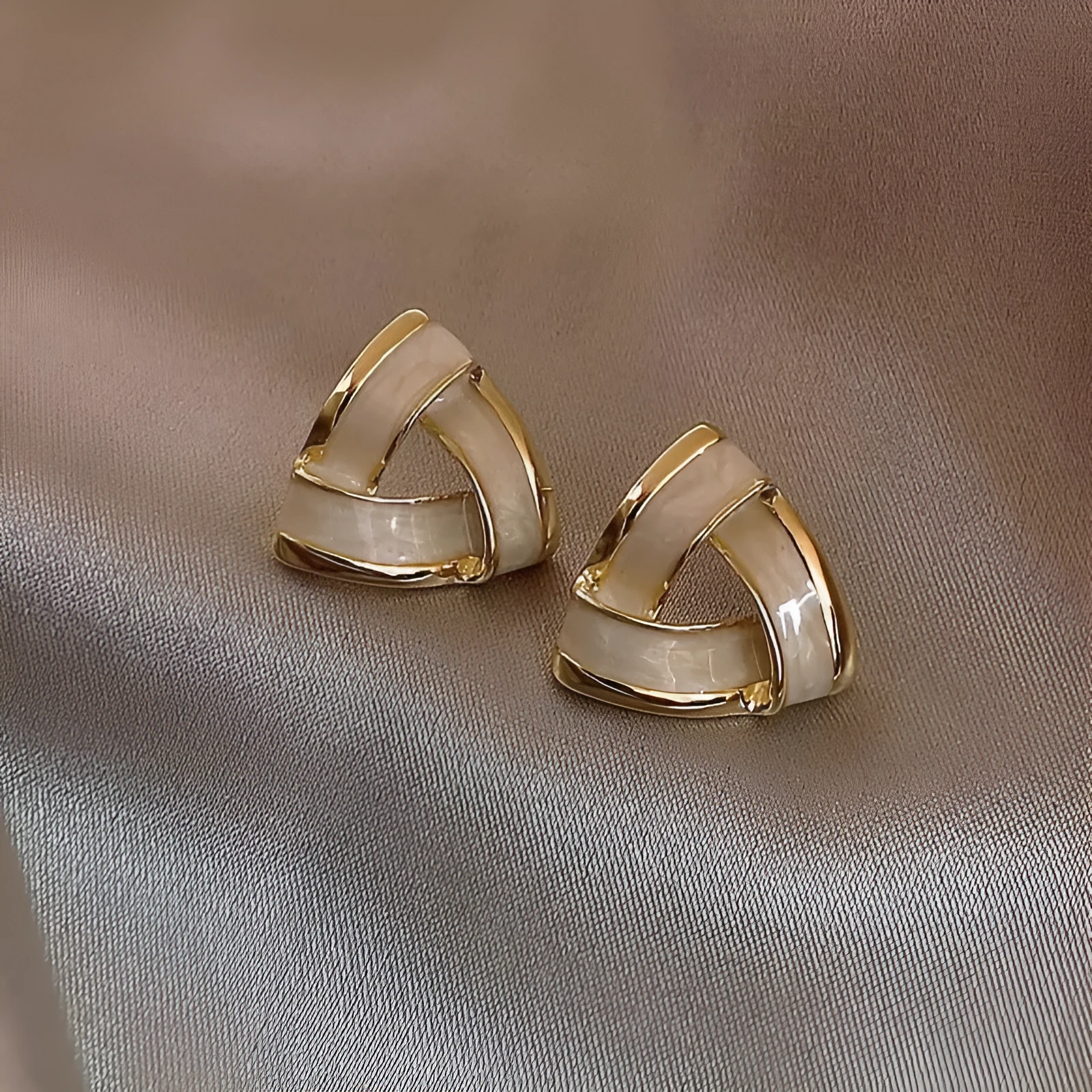 Women's metal oil stud earrings in yellow gold with inlaid zircon and triangle shape