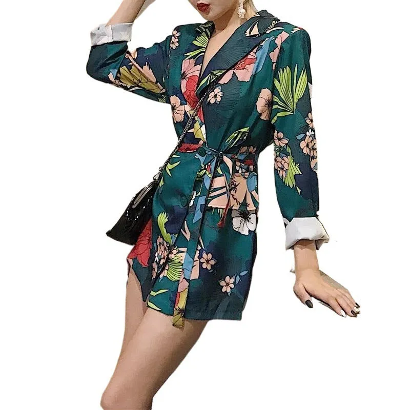 Women's all-matching printed long suit jacket in green, slim fit chenille with princess sleeves, average size, shown on model