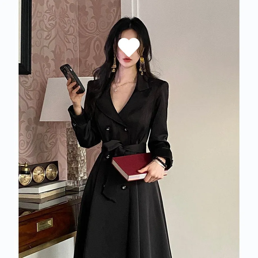 Retro waist-controlled double-breasted long coat in black polyester fibre with long sleeves, front view