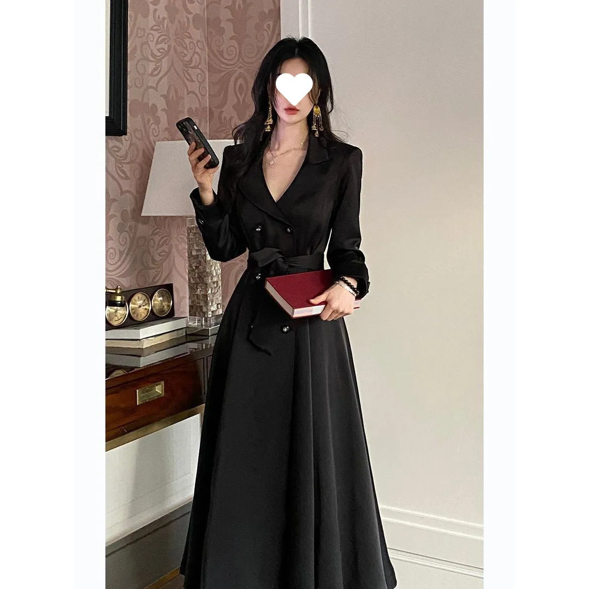 Retro waist-controlled double-breasted long coat in black polyester fibre with long sleeves, front view