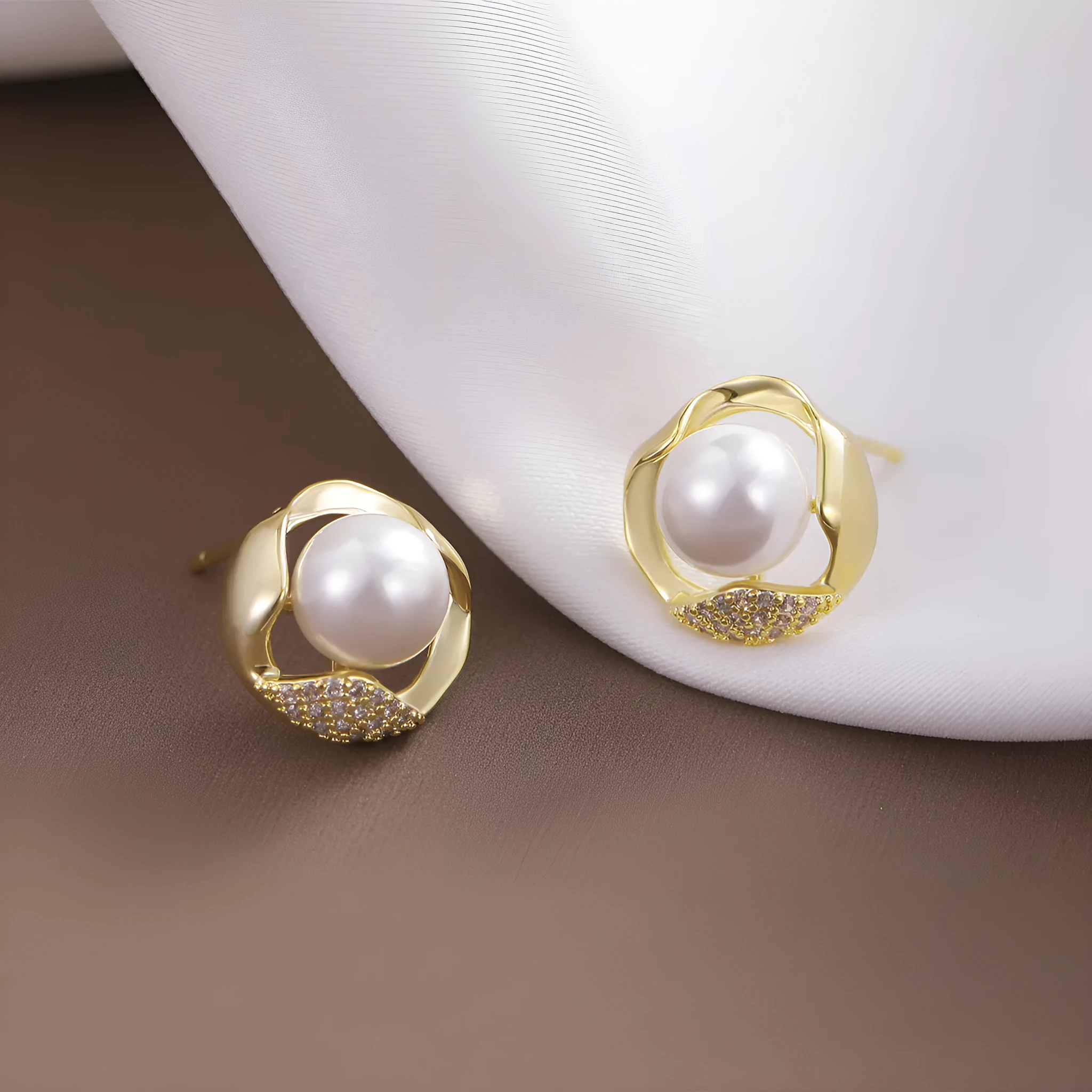 Beizhu white cubic zirconia earrings with gold plating in a four-piece set