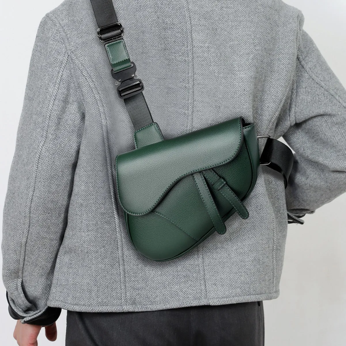 Unisex saddle shoulder crossbody chest bag in black synthetic leather with stitching and splicing details