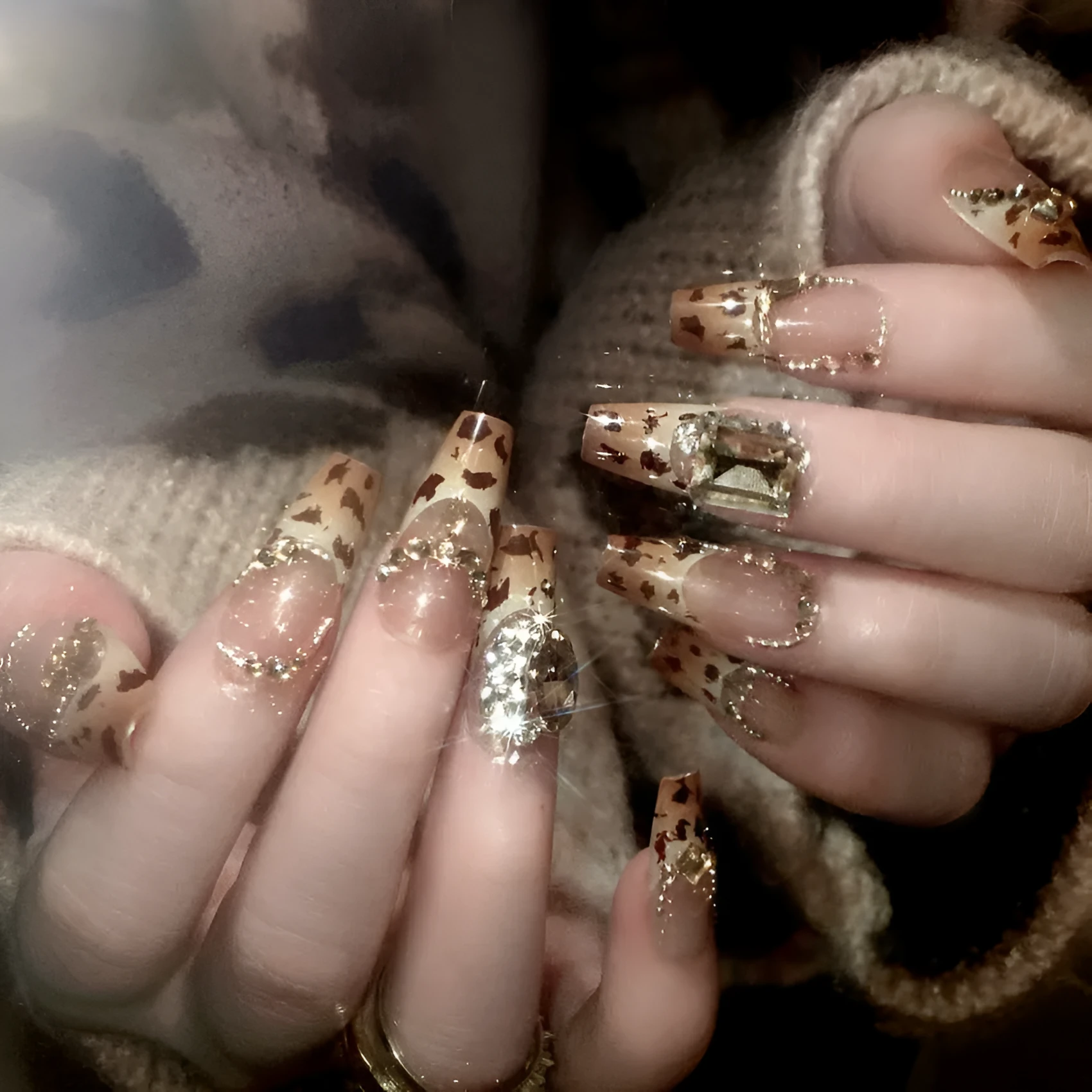 Leopard print stud set for ladies with nail-finished flash texture on plastic armour