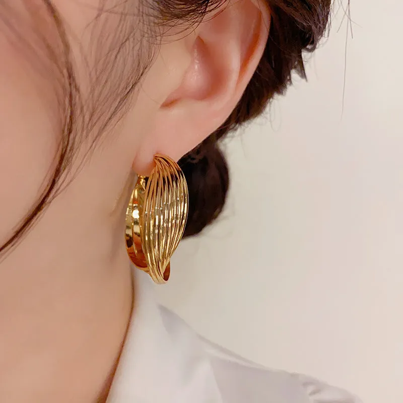 Twisted metal eardrop earring with real gold plating, round geometric shape, gold colour, drop style for women