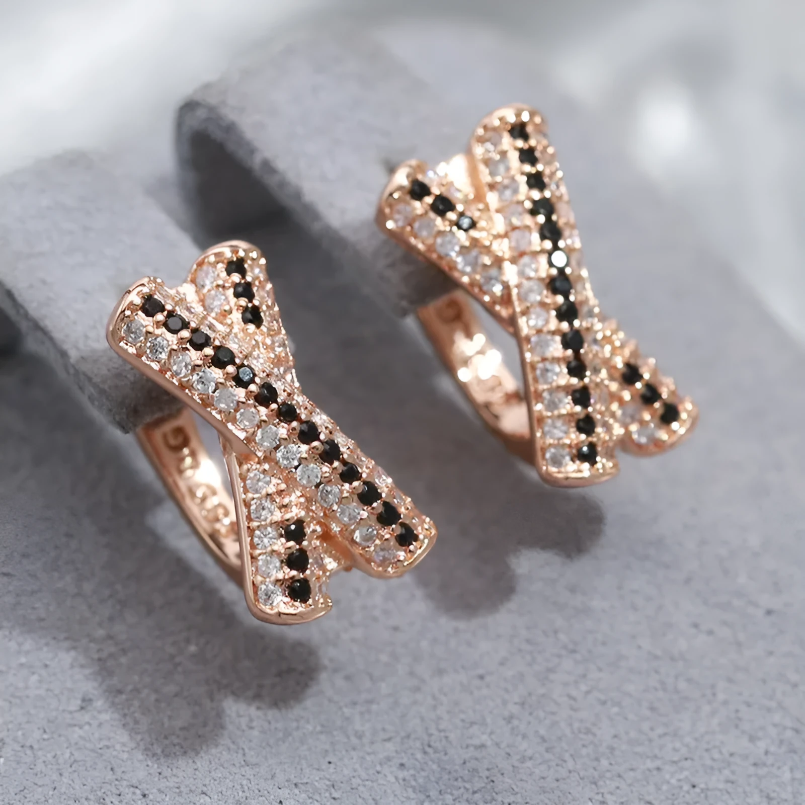 Women's retro hollow-out X-shaped earrings in rose gold copper alloy, U-shaped geometry design