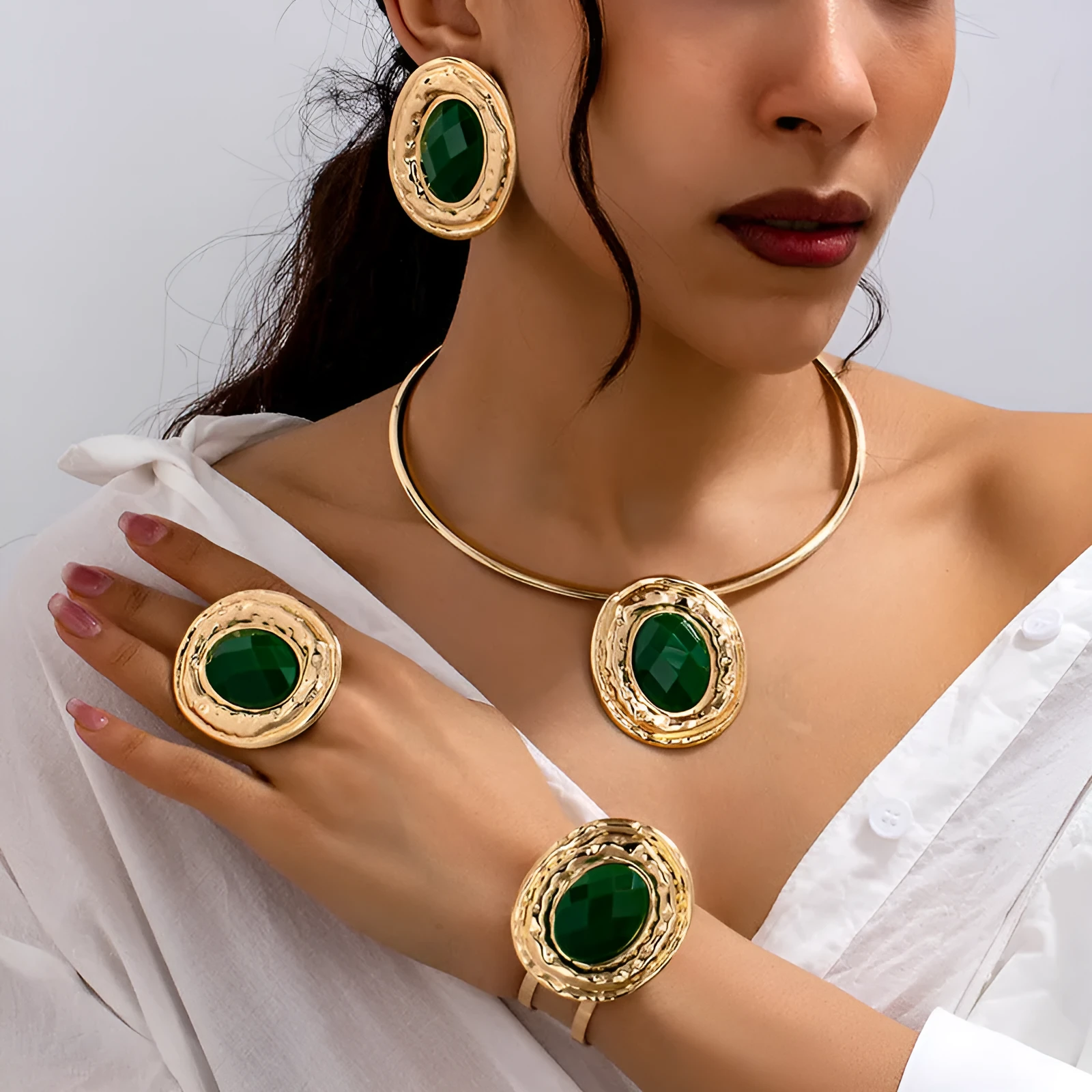 Fashion metal geometry round piece jewellery set with alloy necklace, earrings, ring, and bracelet in T651 suit colour for women