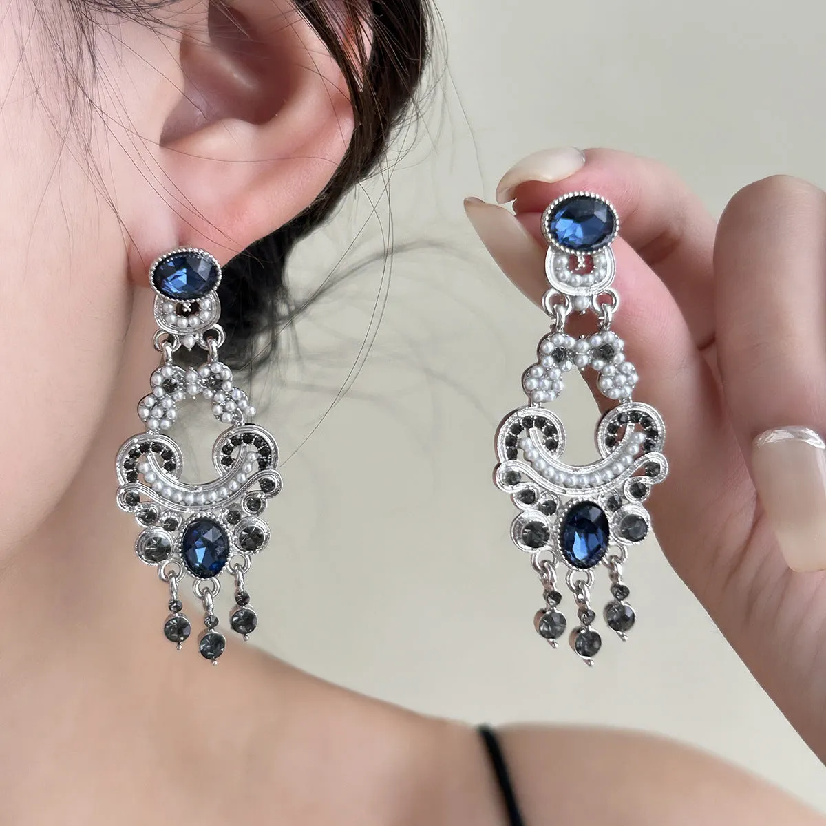 Vintage court style earrings in blue crystal with geometric chamfered square grain shape, zinc alloy and electroplated finish