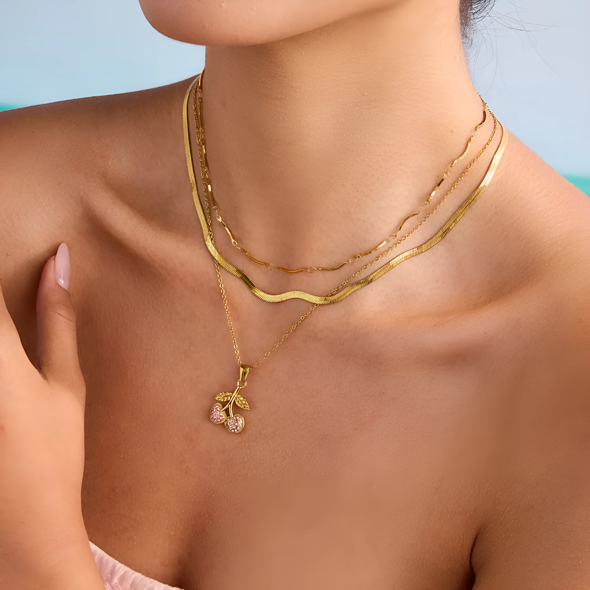 Titanium steel necklace with geometric pendant and blade chain in 18K stainless steel finish