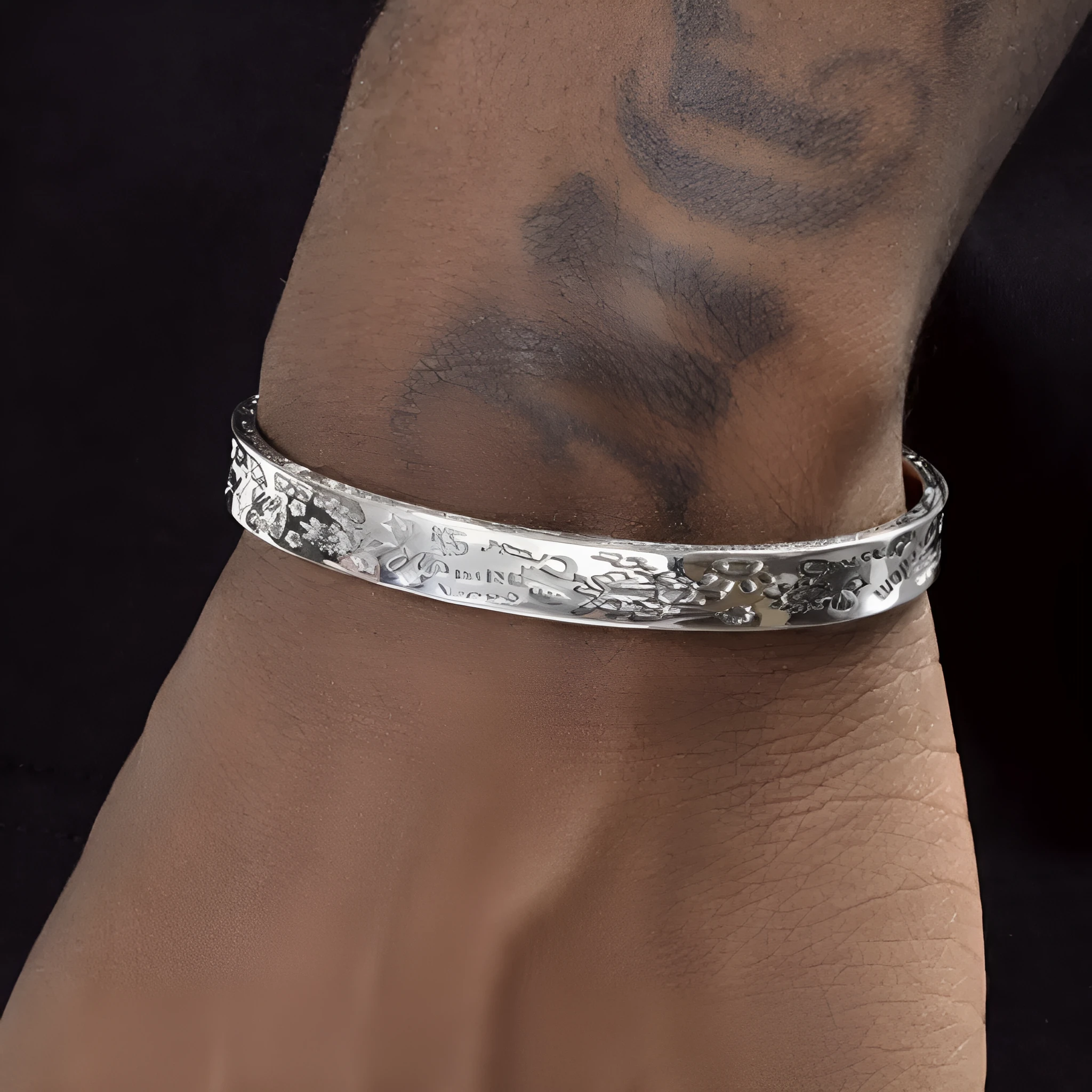 925 sterling silver graffiti bracelet for men with adjustable size and silver finish