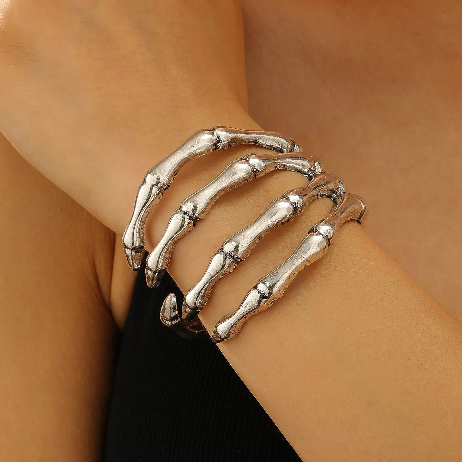 Retro hollow skull paw bracelet for women in antique bronze zinc alloy with electroplated finish